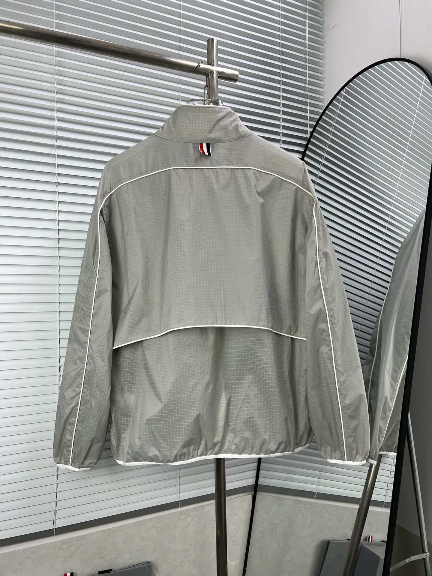 THOM BROWNE ， 。 ， Breathable， 。 ， ， 。 ， ， 。 Gray、Blue White， 。 ， 。 Sizes：1234 ：Navy Blue，Gray，White